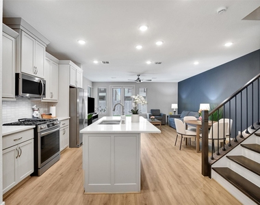 119 E 43rd Street - Photo Thumbnail 6