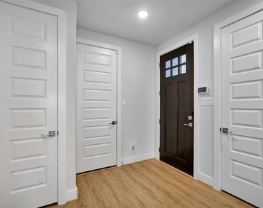119 E 43rd Street - Photo Thumbnail 5