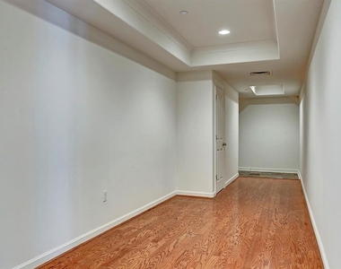 914 Main Street - Photo Thumbnail 2