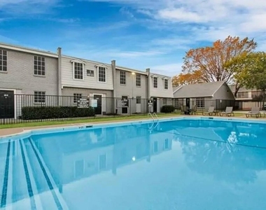 4401 Glenview Court - Photo Thumbnail 4