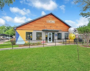 4401 Glenview Court - Photo Thumbnail 4
