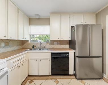 1105 Thomas Avenue - Photo Thumbnail 6
