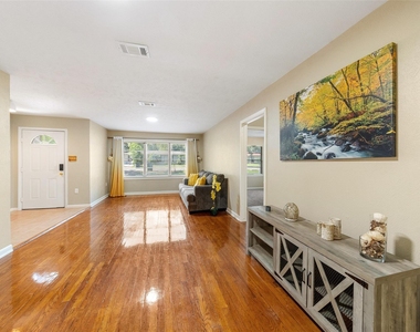 1105 Thomas Avenue - Photo Thumbnail 12