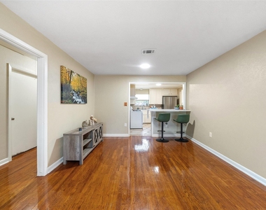 1105 Thomas Avenue - Photo Thumbnail 8