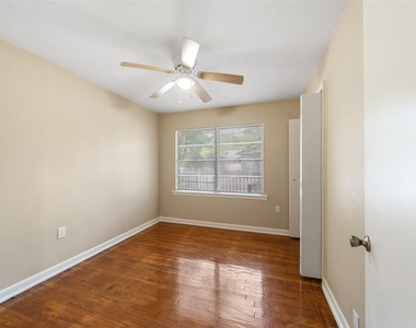 1105 Thomas Avenue - Photo Thumbnail 13
