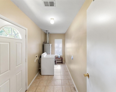 1105 Thomas Avenue - Photo Thumbnail 7