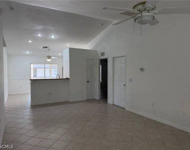 1424 Ne 13th Place - Photo Thumbnail 4
