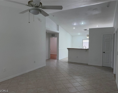 1424 Ne 13th Place - Photo Thumbnail 3