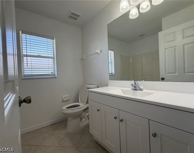 1424 Ne 13th Place - Photo Thumbnail 21