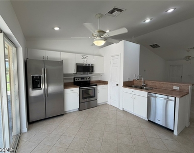 1424 Ne 13th Place - Photo Thumbnail 8