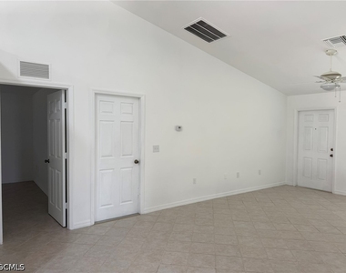1424 Ne 13th Place - Photo Thumbnail 7
