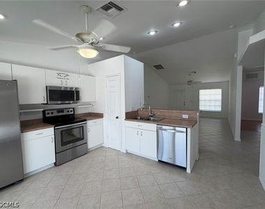 1424 Ne 13th Place - Photo Thumbnail 9