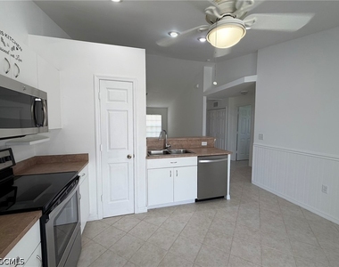 1424 Ne 13th Place - Photo Thumbnail 10