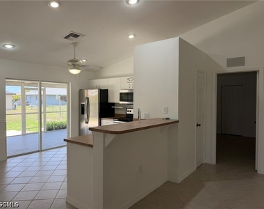 1424 Ne 13th Place - Photo Thumbnail 6