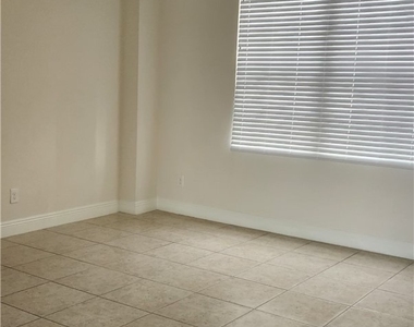 2231 Ne 1st Terrace - Photo Thumbnail 2