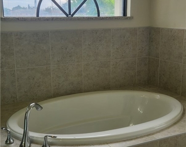 2231 Ne 1st Terrace - Photo Thumbnail 13