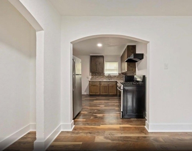 6043 Lyndhurst Drive - Photo Thumbnail 9