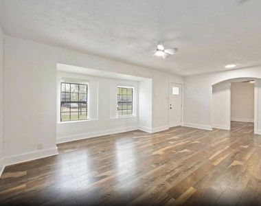 6043 Lyndhurst Drive - Photo Thumbnail 14