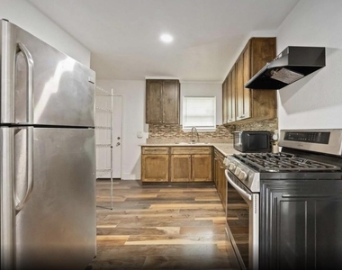 6043 Lyndhurst Drive - Photo Thumbnail 8