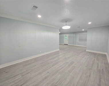 7007 Bellaire Boulevard - Photo Thumbnail 2
