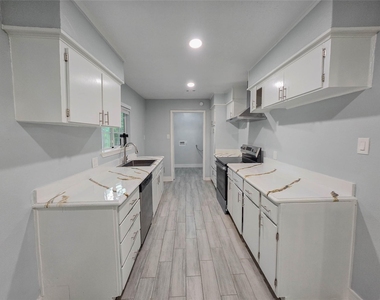 7007 Bellaire Boulevard - Photo Thumbnail 6