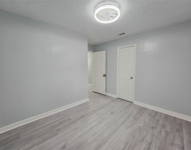 7007 Bellaire Boulevard - Photo Thumbnail 12