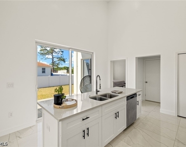 840 Carpenter Street E - Photo Thumbnail 7