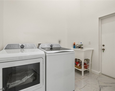 840 Carpenter Street E - Photo Thumbnail 10