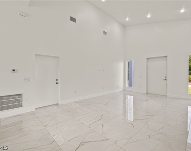 840 Carpenter Street E - Photo Thumbnail 1