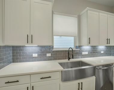 760 W Donovan Street - Photo Thumbnail 10