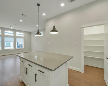 760 W Donovan Street - Photo Thumbnail 12