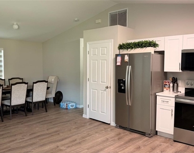 237 Narcissus Avenue S - Photo Thumbnail 2
