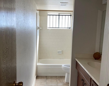 2215 Winter Bay Lane - Photo Thumbnail 9