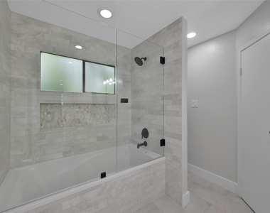 14 E Wandering Oak Drive - Photo Thumbnail 9