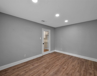 14 E Wandering Oak Drive - Photo Thumbnail 2