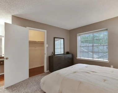 4401 Glenview Court - Photo Thumbnail 6