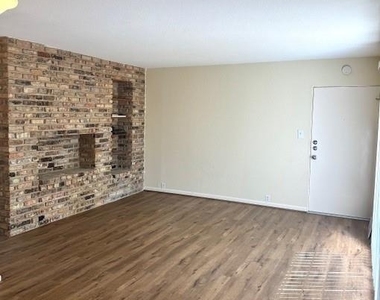 2201 Fountain View Drive - Photo Thumbnail 3