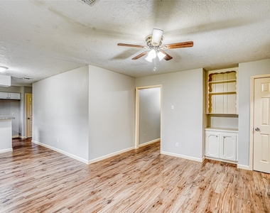 4419 Curly Oaks Drive - Photo Thumbnail 3