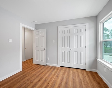 7804 Crestview Drive - Photo Thumbnail 13