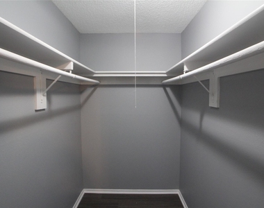5423 Farley Drive - Photo Thumbnail 8