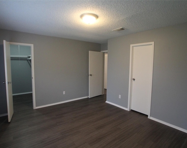 5423 Farley Drive - Photo Thumbnail 7