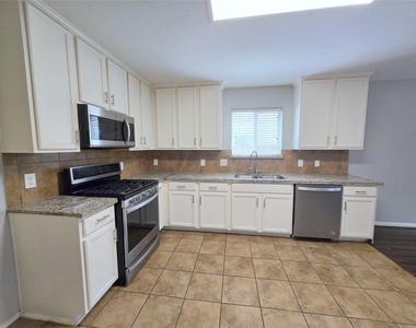 1423 Stone Bluff Drive - Photo Thumbnail 10