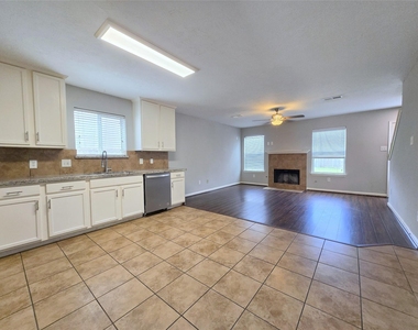 1423 Stone Bluff Drive - Photo Thumbnail 4