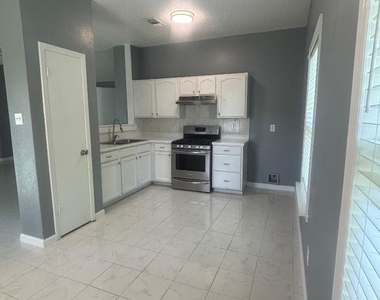 7218 Arista Drive - Photo Thumbnail 5