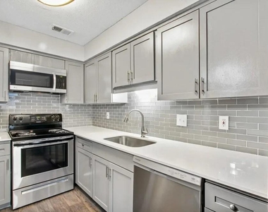 4401 Glenview Court - Photo Thumbnail 5