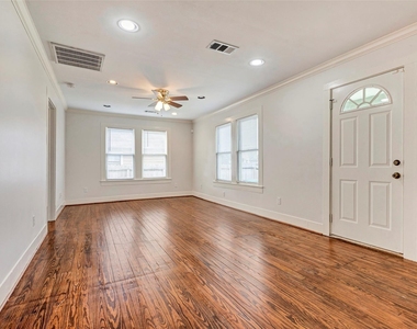 404 E 29th Street - Photo Thumbnail 5