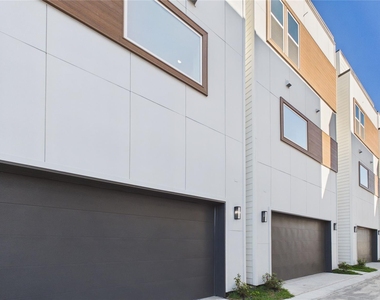 2421 Harrington Street - Photo Thumbnail 4