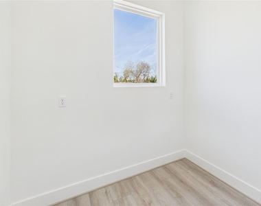 2421 Harrington Street - Photo Thumbnail 20