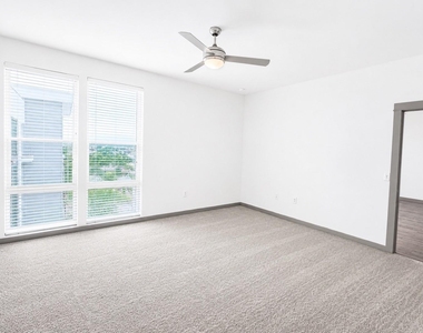 1111 N Durham Drive - Photo Thumbnail 9