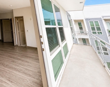 1111 N Durham Drive - Photo Thumbnail 7